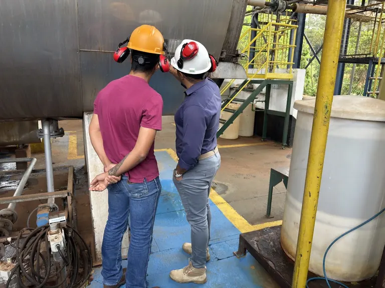 Profissionais avaliando uma instalação industrial em campo