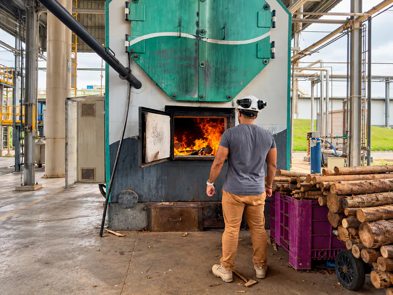 Inspeção de caldeira industrial realizada por profissional da AVF² Engenharia