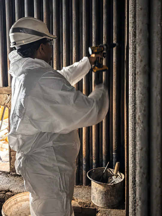 Inspeção interna em caldeira industrial