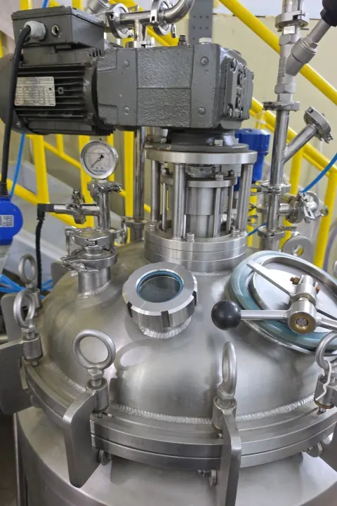 Vaso de processo em aço inox em instalação industrial do acervo AVF²