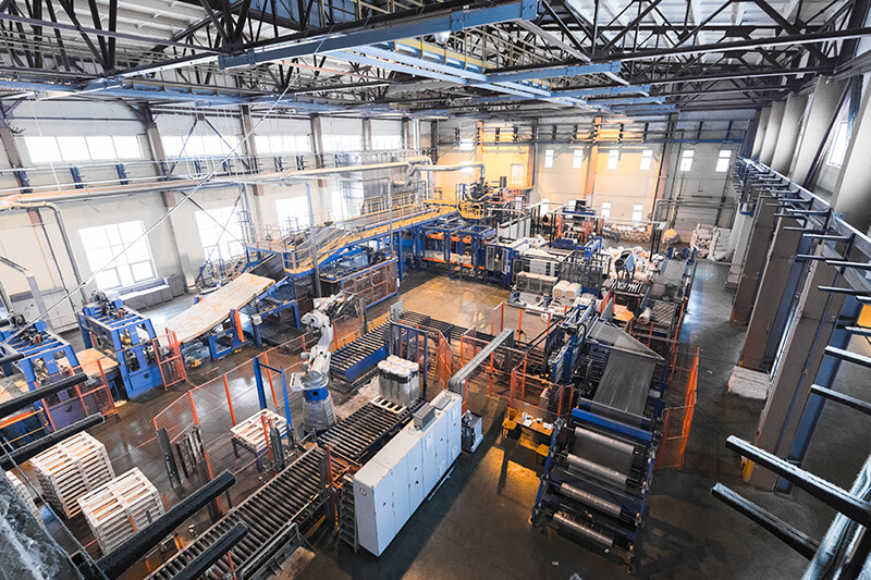 Vista superior de máquinas e equipamentos em uma fábrica.