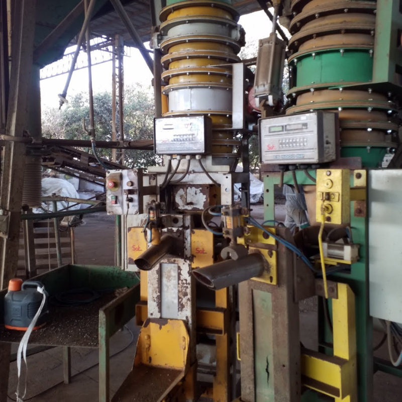 Vista detalhada de sistema de equipamentos industriais, incluindo painéis de controle e tubulações, necessitando de inspeção e manutenção conforme normas NR12.