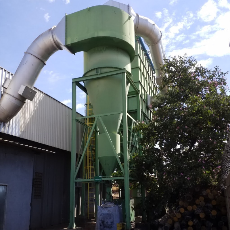 Vista externa de sistema de filtração industrial, incluindo estruturas metálicas pintadas em verde e tubulações, necessitando de inspeção e manutenção conforme normas NR12.