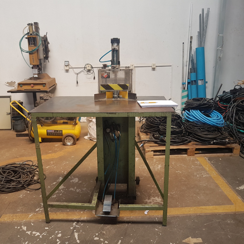 Área de trabalho industrial com equipamentos e ferramentas organizados, necessitando de inspeção e manutenção conforme normas NR12.