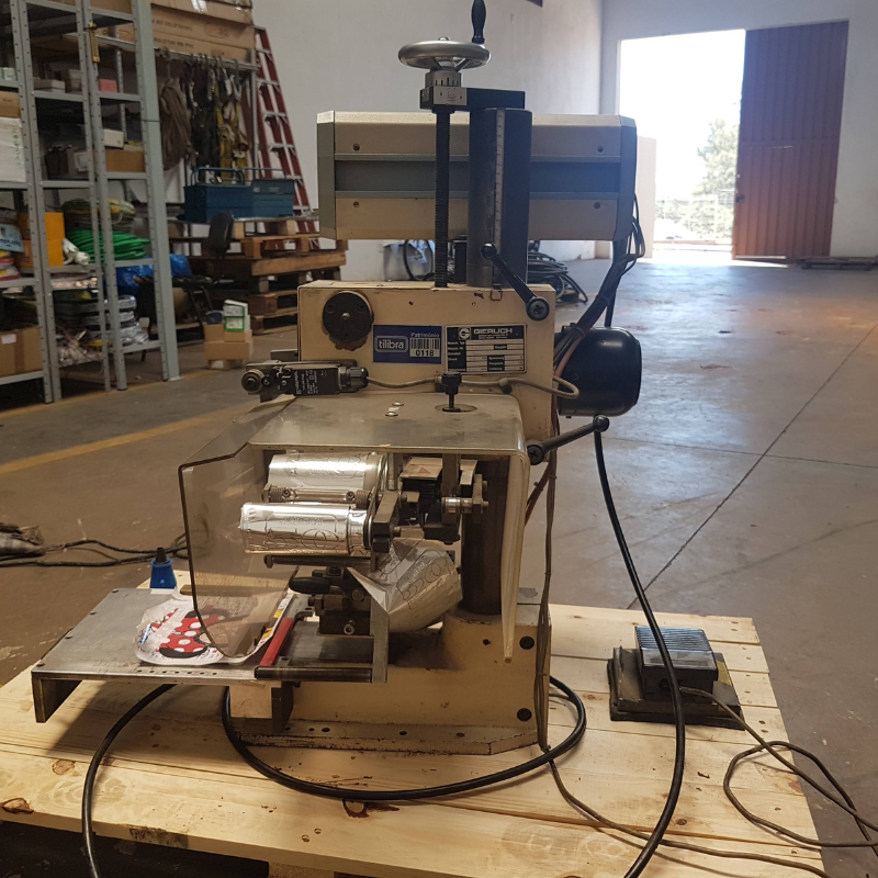 Vista detalhada de máquina industrial de processamento instalada em ambiente organizado, necessitando de inspeção e manutenção conforme normas NR12.