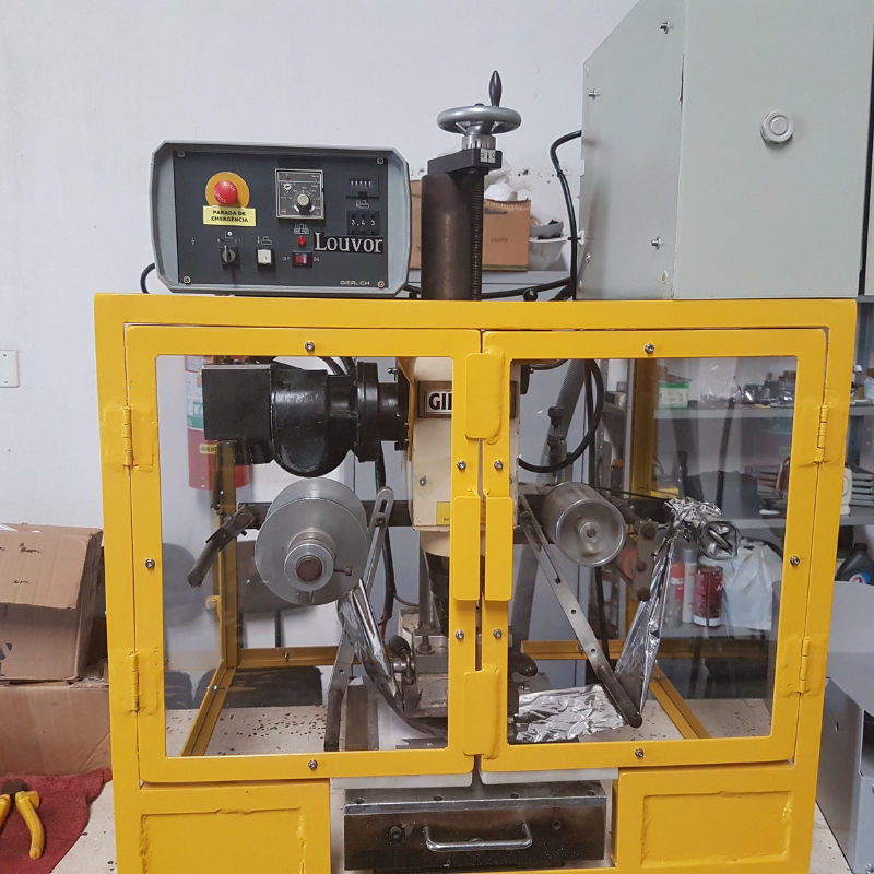 Vista detalhada de máquina industrial de processamento Louvor, instalada em ambiente organizado, necessitando de inspeção e manutenção conforme normas NR12.