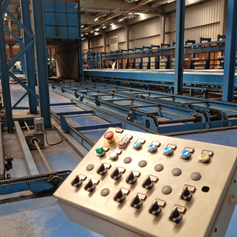 Vista detalhada de painel de controle industrial com botões e interruptores, necessitando de inspeção e manutenção conforme normas NR12.