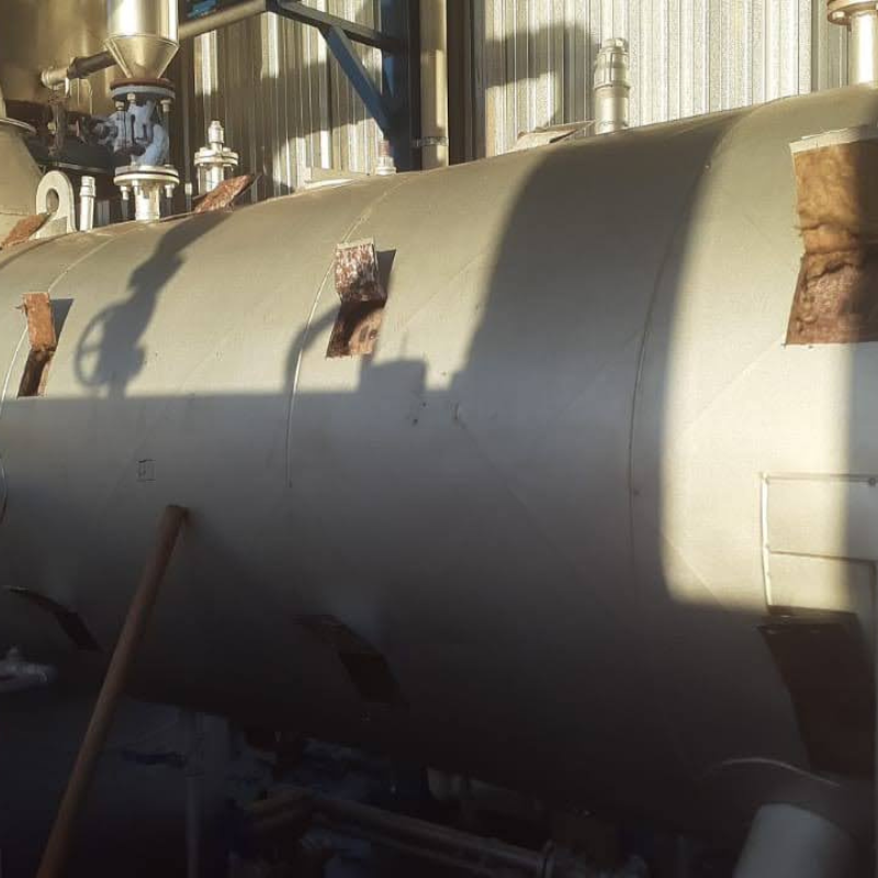 Caldeira industrial com sinais de desgaste, necessitando de inspeção e manutenção conforme normas NR13.