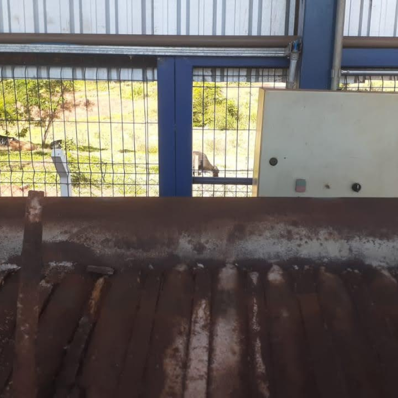 Máquina industrial com sinais de desgaste, necessitando de inspeção e manutenção conforme normas NR12.