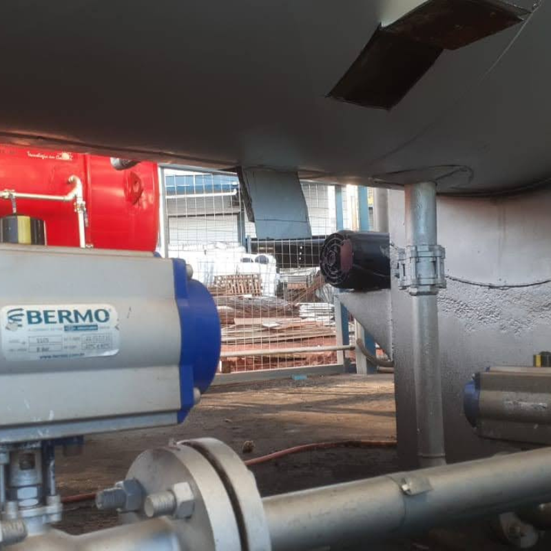 Vista detalhada de equipamento industrial, incluindo motor BERMO e tubulações, necessitando de inspeção e manutenção conforme normas NR12