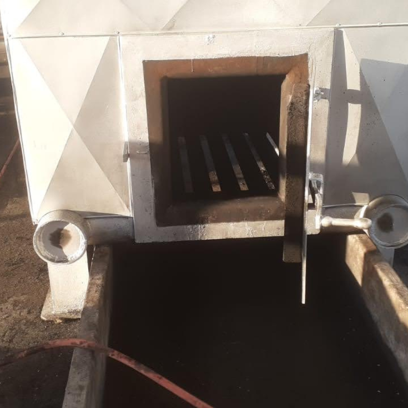 Vista interna de caldeira industrial, mostrando barras metálicas e sinais de uso, necessitando de inspeção e manutenção conforme normas NR13.