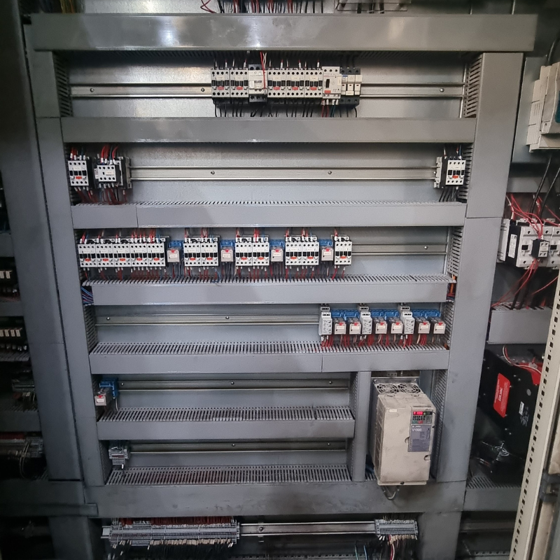 Caixa de Controle Elétrico Industrial: Garantindo a Conformidade e Segurança NR12 em Ambiente Organizado