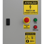 Painel elétrico fechado em conformidade com a NR12, contendo chave seccionadora, botão verde de ligar, botão vermelho de desligar, botão de parada de emergência, além de etiquetas de sinalização de segurança e tensão em português.