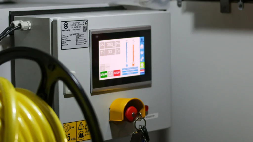 Painel de comando industrial com interface de operação e botão de parada de emergência