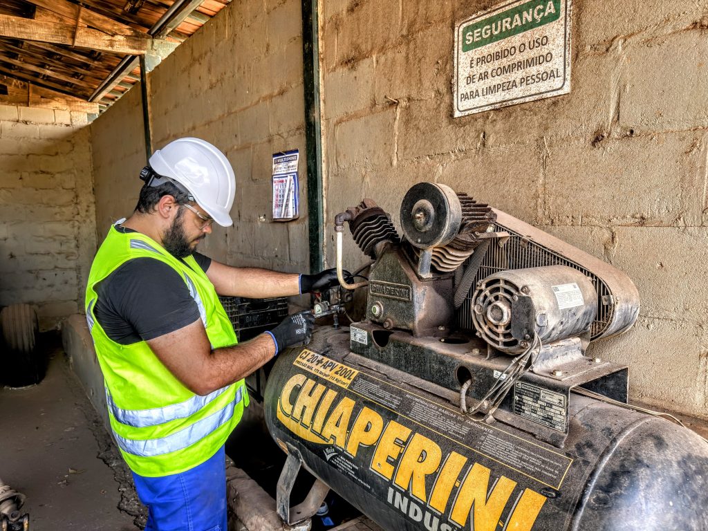 Inspeção NR-13 em compressor com reservatório de ar e dispositivos de segurança