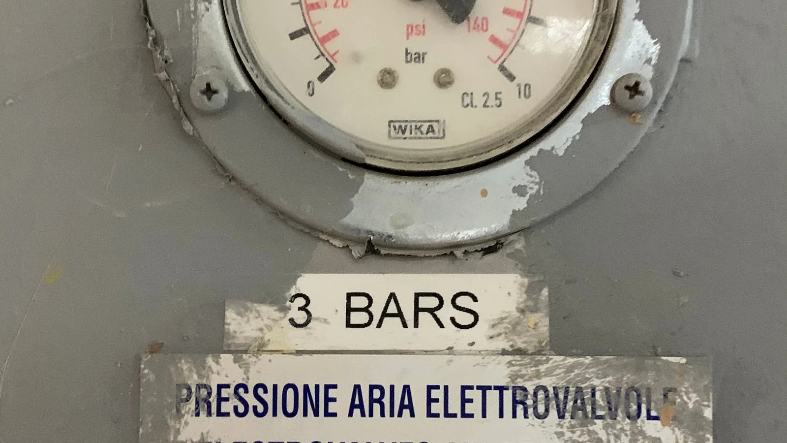 Manômetro instalado em equipamento industrial para indicação de pressão