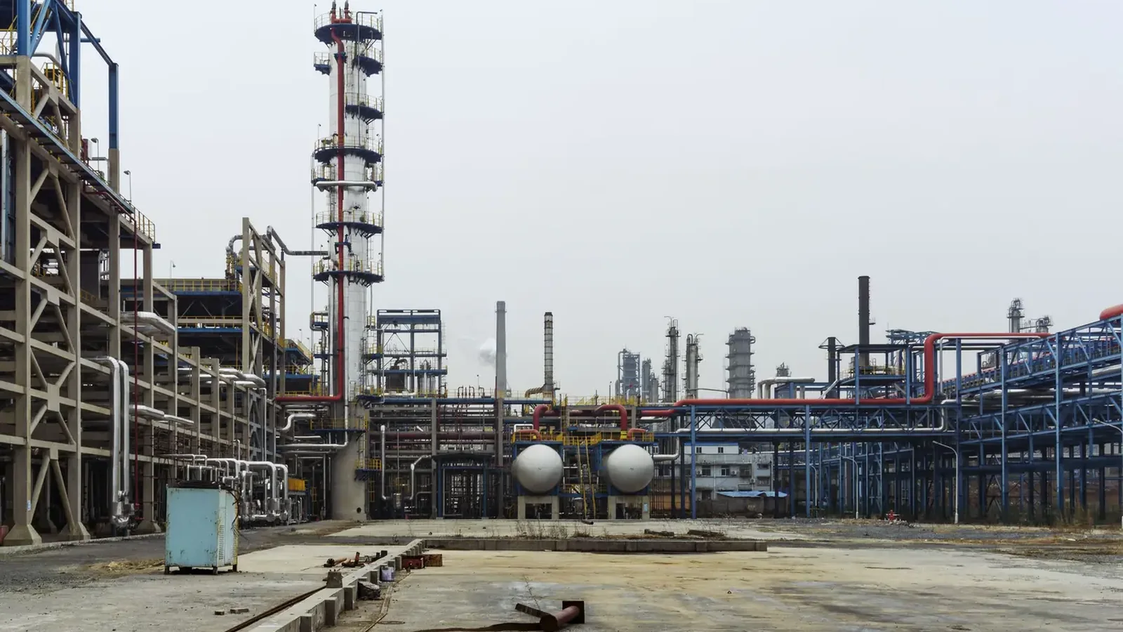 Tubulações, válvulas e equipamentos em instalação industrial