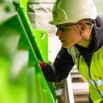 Profissional realiza fiscalização NR-12 em máquina industrial
