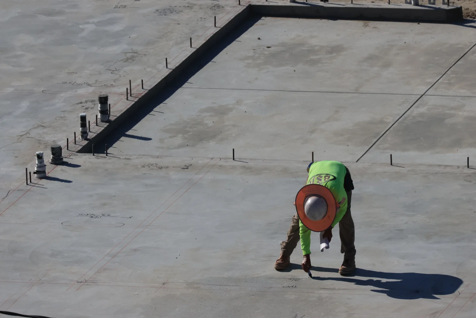 Trabalhador verifica condições de segurança em canteiro de obras