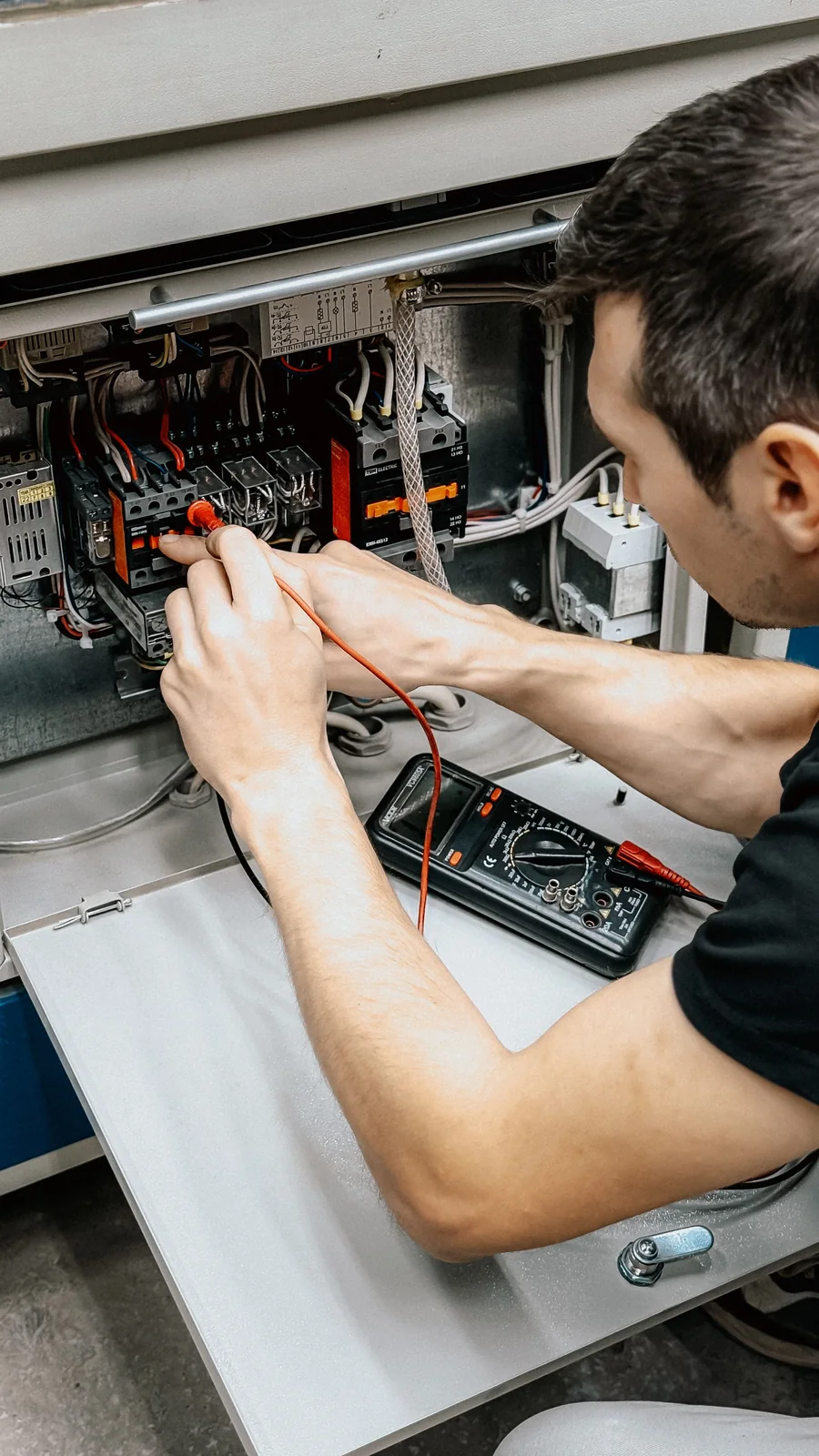 Técnico verifica painel elétrico durante fiscalização NR-12