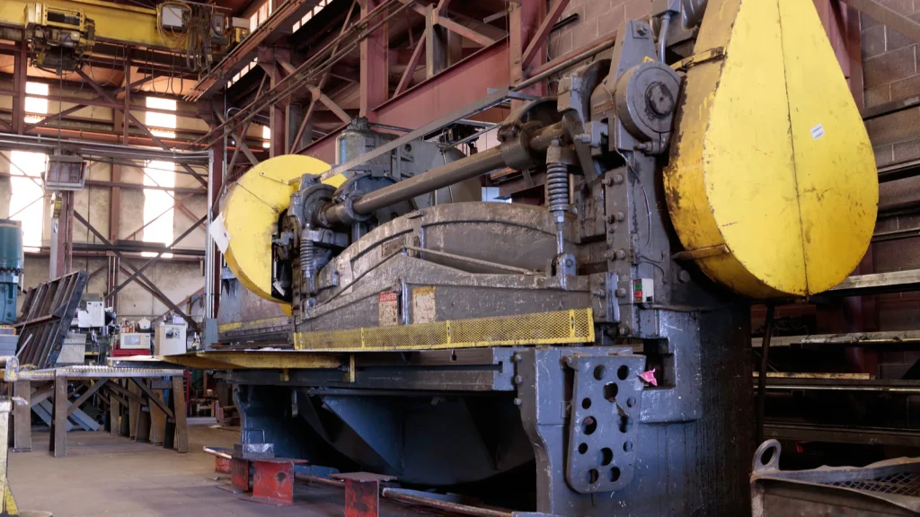Máquina industrial de grande porte relacionada à atualização da NR-12
