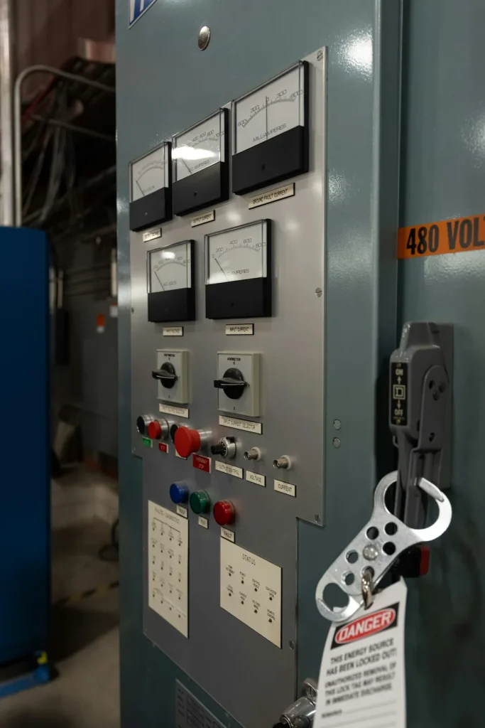 Painel industrial com dispositivo de bloqueio e etiqueta para impedir reenergização durante manutenção