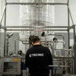 Especialista observa instalação industrial durante levantamento de perigos e riscos para NR-12