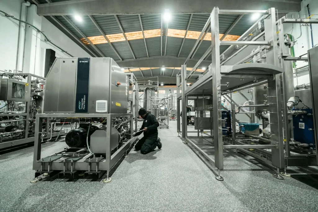 Técnico realiza manutenção em máquina industrial após controle das fontes de energia e autorização da atividade