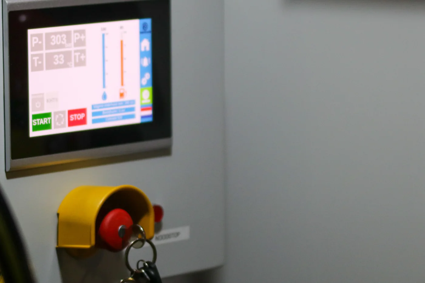 Painel de comando de máquina industrial com interface e dispositivo de parada
