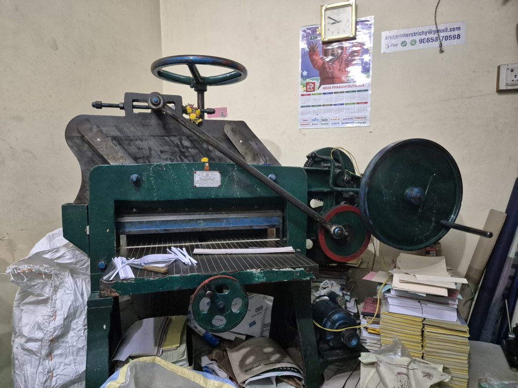 Máquina industrial de corte de papel usada como imagem ilustrativa em artigo sobre acidente com máquina de corte e NR-12