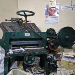 Máquina industrial de corte de papel usada como imagem ilustrativa em artigo sobre acidente com máquina de corte e NR-12