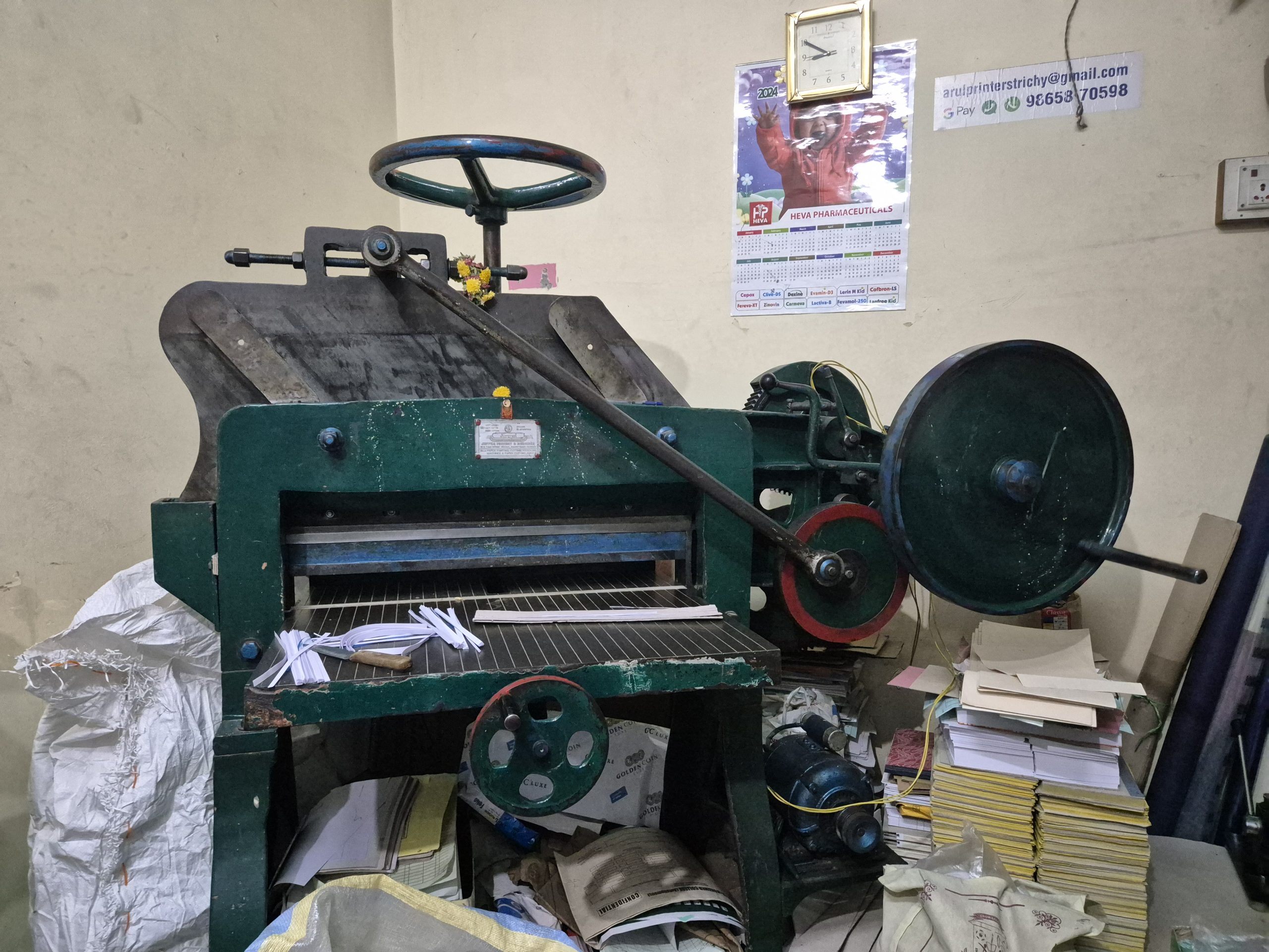 Máquina industrial de corte de papel usada como imagem ilustrativa em artigo sobre acidente com máquina de corte e NR-12