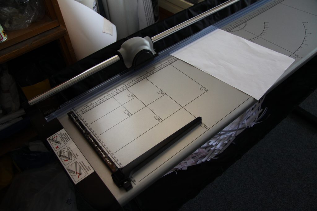 Cortador de papel de grande formato ilustrando diferentes tipos de máquinas e equipamentos de corte