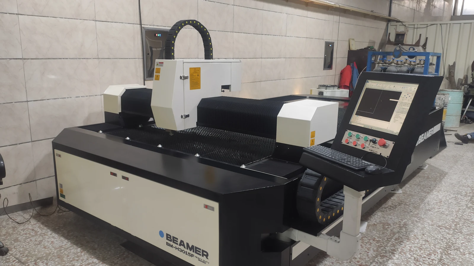 Máquina de corte a laser com área de processo aberta para ilustrar diferenças de concepção avaliadas na NR-12