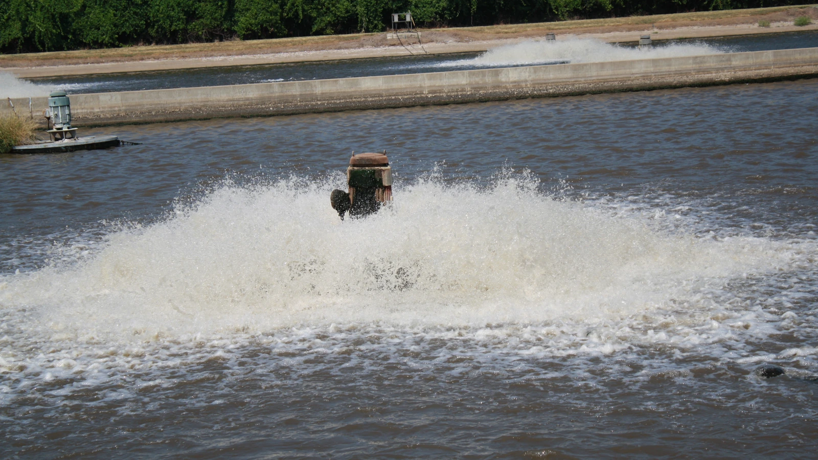 Aerador mecânico operando em tanque de tratamento de efluentes