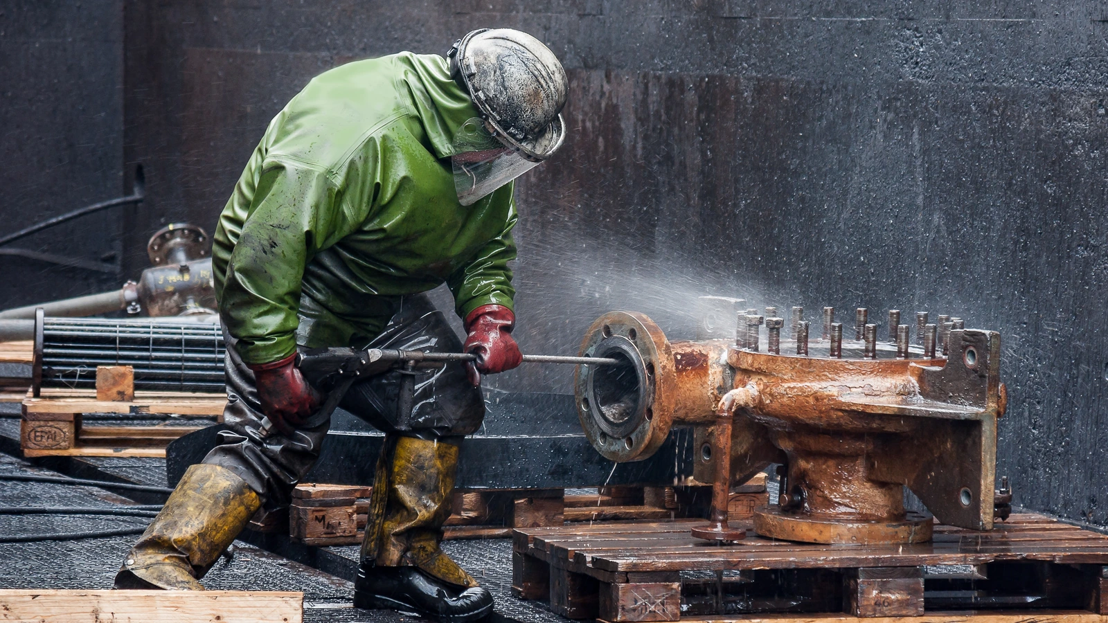 Trabalhador com EPI em intervenção controlada em equipamento industrial
