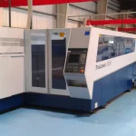 Máquina industrial de corte a laser usada como imagem ilustrativa do acidente em Pederneiras e da análise NR-12