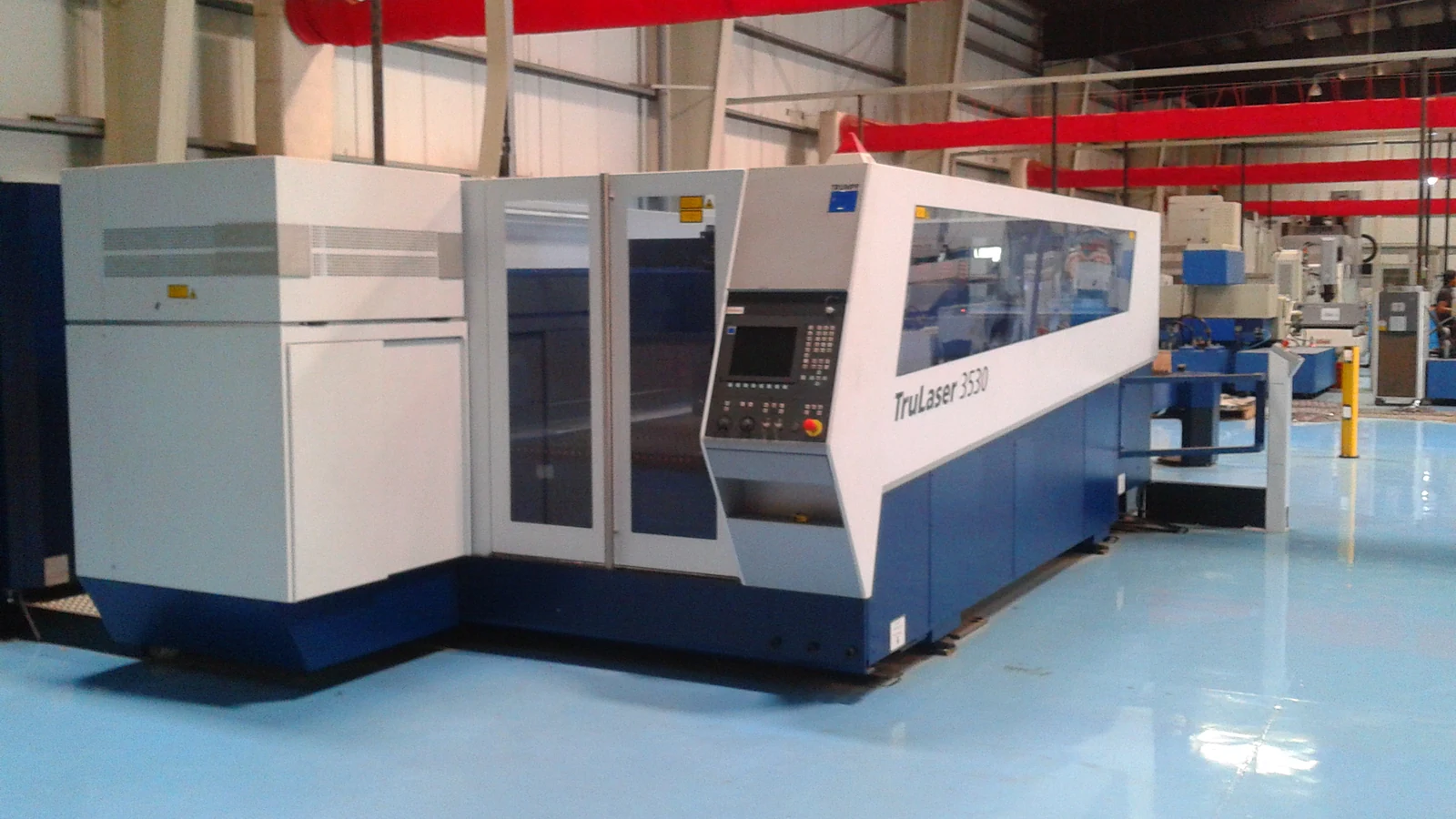 Máquina industrial de corte a laser usada como imagem ilustrativa do acidente em Pederneiras e da análise NR-12