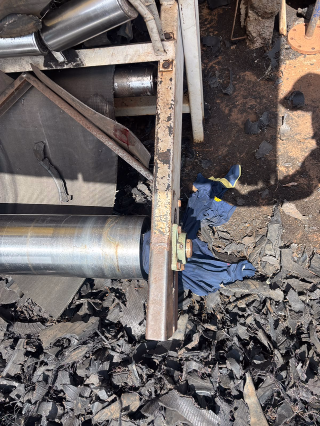 Imagem do local da ocorrência com máquina usada no processamento de pneus em Maringá, divulgada pelo Corpo de Bombeiros e reproduzida pela CBN Maringá