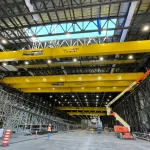 Pontes rolantes amarelas instaladas no interior de um galpão industrial