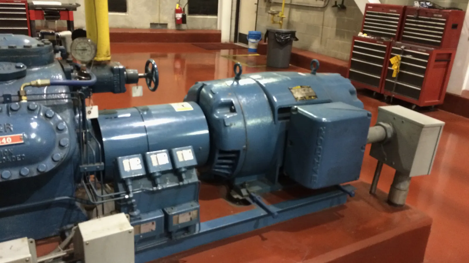 Compressores e motor em uma sala de máquinas de refrigeração industrial
