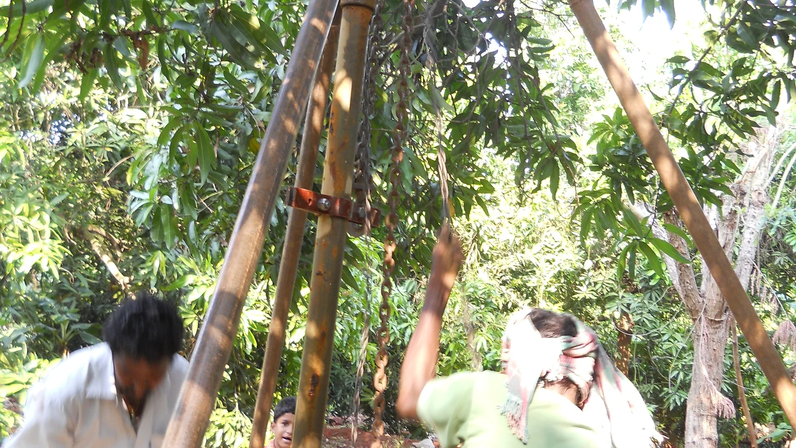 Talha manual de corrente montada em estrutura tubular durante trabalho de elevação