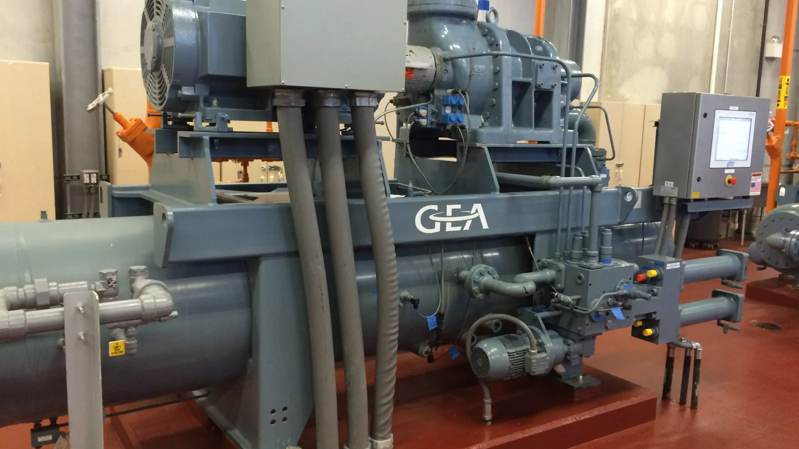 Unidade de compressão industrial com vaso horizontal montado na base do conjunto, tubulações e painel de controle