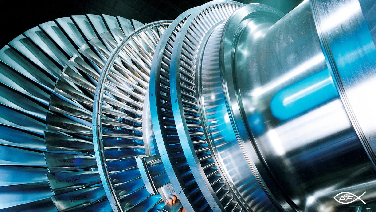Montagem de álabes em rotor de turbina a vapor, em fotografia de referência externa ao acidente.