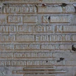 Placa metálica de identificação de caldeira fixada com parafusos, com letras em relevo parcialmente apagadas pela tinta e pela corrosão